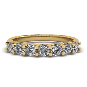 Anillo clásico de siete diamantes redondos en oro amarillo