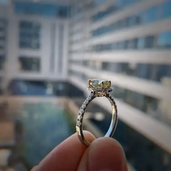 Anillo de diamante amarillo ovalado de 1 13 ct con halo de diamantes Estilo 4799 Joyeria PIERRE entrega en Mexico