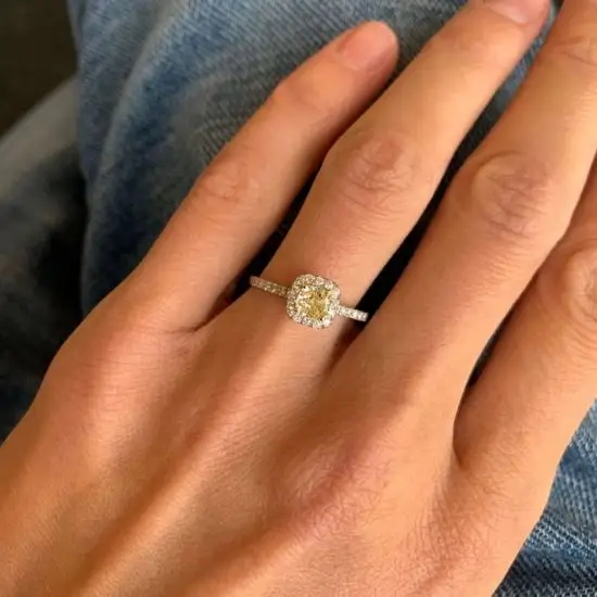 Anillo cojín de diamantes amarillos de 0,5 ct con halo de oro amarillo,  Ampliar imagen 5