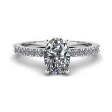 Anillo de diamantes ovalados con pavé lateral