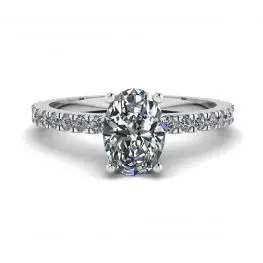 Anillo de diamantes ovalados con pavé lateral