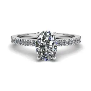 Anillo de diamantes ovalados con pavé lateral