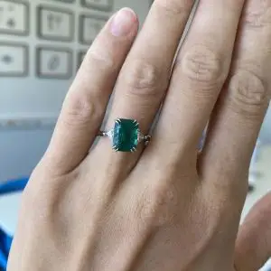 Anillo de 3,31 quilates con esmeralda y trillones de diamantes laterales - Photo 6