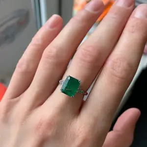 Anillo de 3,31 quilates con esmeralda y trillones de diamantes laterales - Photo 8