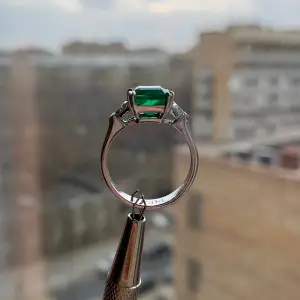Anillo de 3,31 quilates con esmeralda y trillones de diamantes laterales - Photo 11