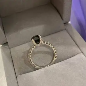 Anillo redondo de diamantes negros con lateral y pavé oculto - Photo 4