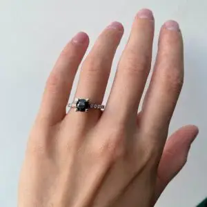 Anillo redondo de diamantes negros con lateral y pavé oculto - Photo 5