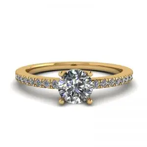 Anillo con pavé lateral de diamantes blancos en oro amarillo de 18 quilates