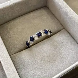Anillo de guirnalda contemporáneo con zafiros y diamantes. - Photo 4