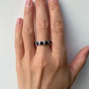 Anillo de guirnalda contemporáneo con zafiros y diamantes. - Photo 5