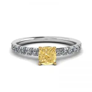 Diamante amarillo cojín de 0,5 ct con anillo de pavé lateral