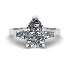 Anillo de diamantes de pera con baguettes laterales