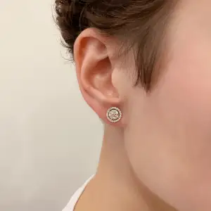 Aretes redondos con halo de diamantes en oro amarillo de 18 k - Photo 3