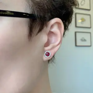 Aretes de rubí con cubierta removible de halo de diamantes - Photo 3