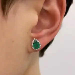 Aretes de esmeralda en forma de pera con halo de diamantes en oro amarillo - Photo 3