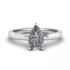 Anillo solitario clásico con diamantes y pera