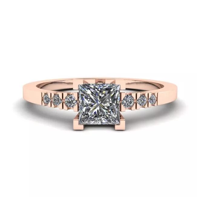 Anillo de diamantes de talla princesa con 3 diamantes laterales pequeños en oro rosa