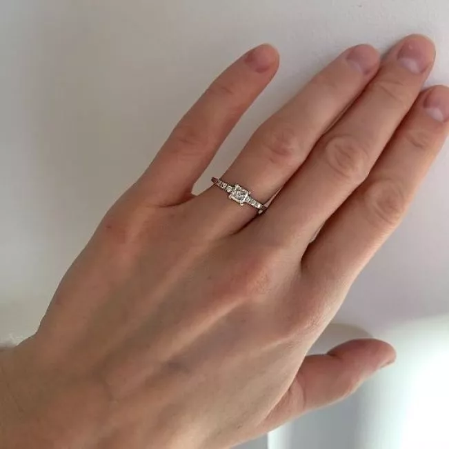 Anillo de diamantes de talla princesa con 3 diamantes laterales pequeños en oro rosa - Photo 7
