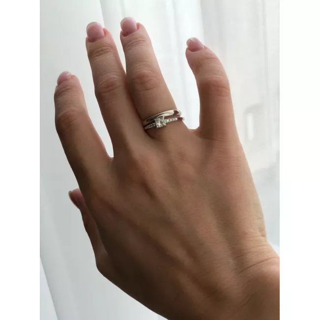 Anillo de diamantes de talla princesa con 3 diamantes laterales pequeños en oro rosa - Photo 5