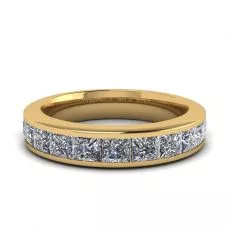 Anillo de eternidad con diamantes de talla princesa en oro amarillo