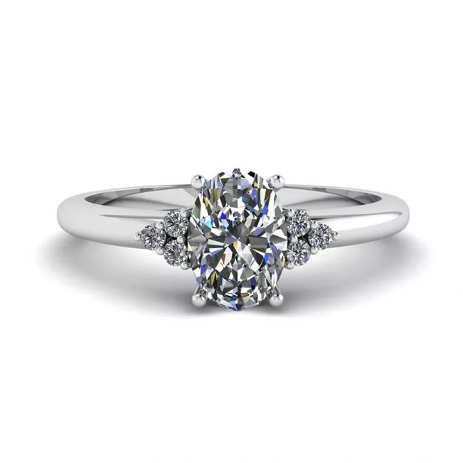 Anillo de diamante ovalado con 3 diamantes laterales