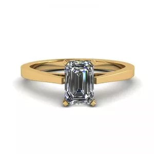 Anillo estilo futurista con diamantes de talla esmeralda en oro amarillo de 18 quilates