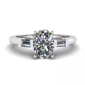 Anillo Baguettes Laterales con Diamantes Ovalados en Oro Blanco
